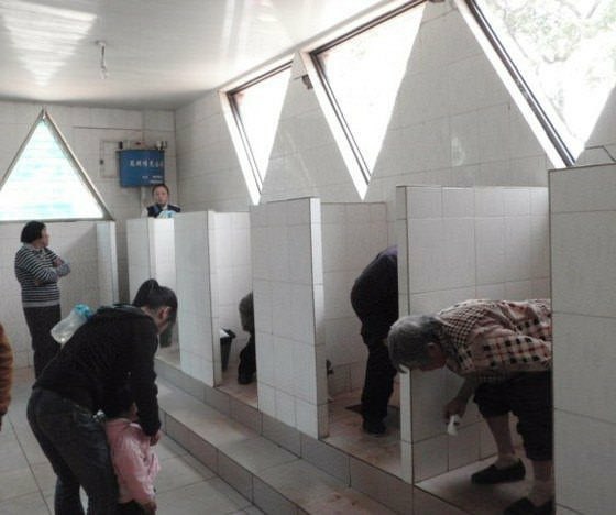 因为反华狗在厕所里涂鸦，厕所观察员要上岗咯😁