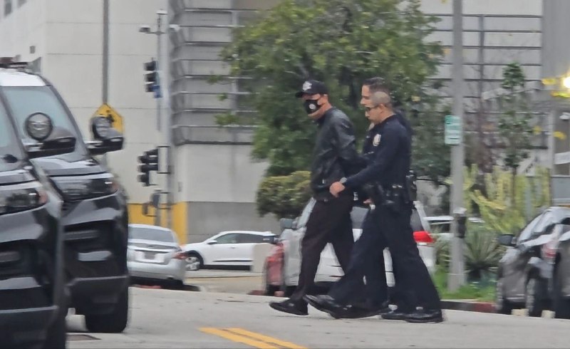 中共保全踏出領事館，攻擊抗議民眾，當場被美國警察逮捕🇺🇸🤣🤣🤣🤣🤣🤣🤣🤣🤣👤 来自