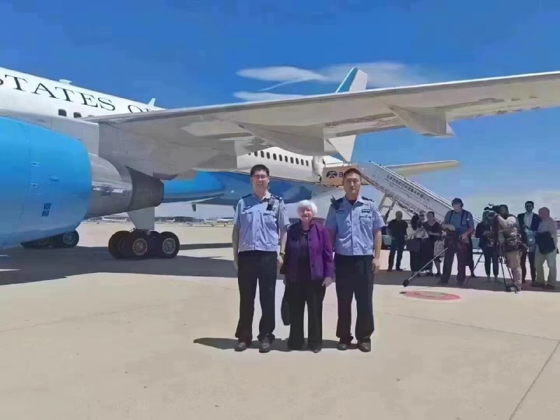 这照片拍的，绷不住了