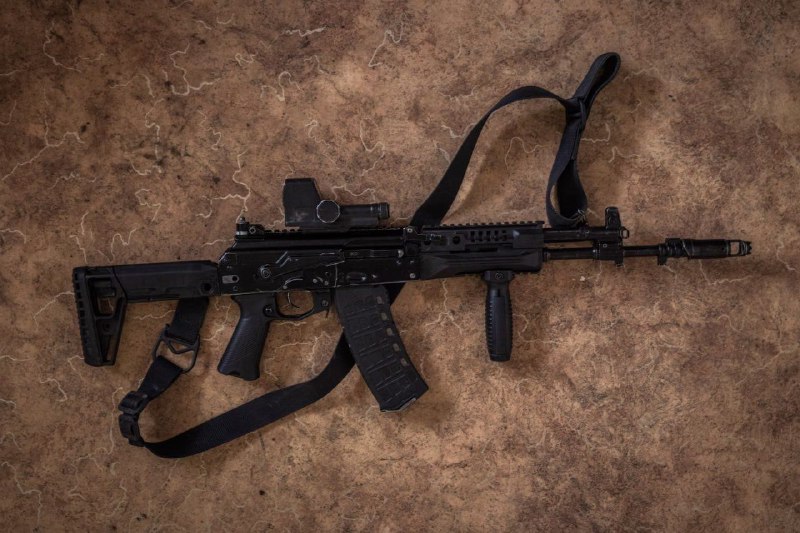 乌克兰第 8 特种作战团士兵在战斗中缴获的朝鲜军事战利品其中包括