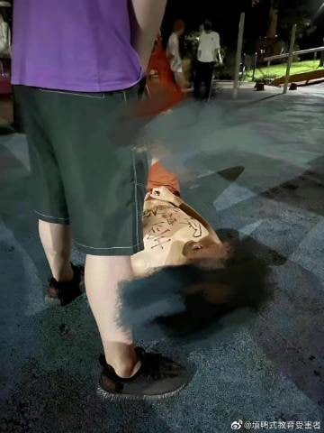 抽象支那人 聚众喝尿抽象支那人 聚众喝尿