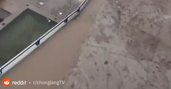 上一篇微博里，搜狐报道的三位幸存者，极有可能就是这段视频里，从隧道天窗逃出来的三人。这三人能活下来，与有一个会游泳的人领路，同时保持冷...