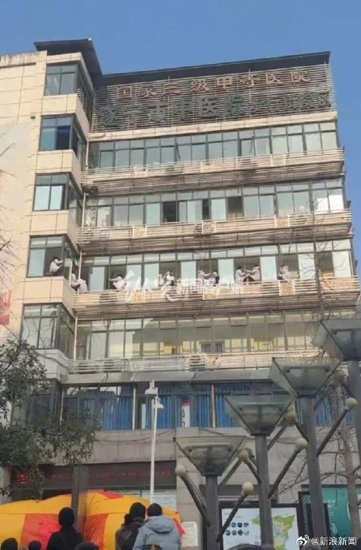 三甲医生集体跳楼讨薪三甲医生集体跳楼讨薪