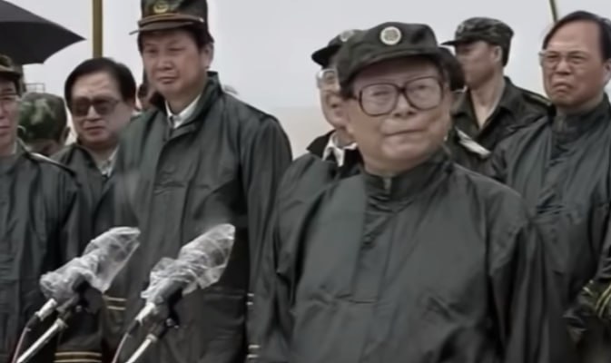 哎，当年江sir连伞都不遮，冒雨演讲（搜素材发现）  现在习包子演都不演哎，当年江sir连伞都不遮，冒雨演讲（搜素材发现）  现在习包子演都不演