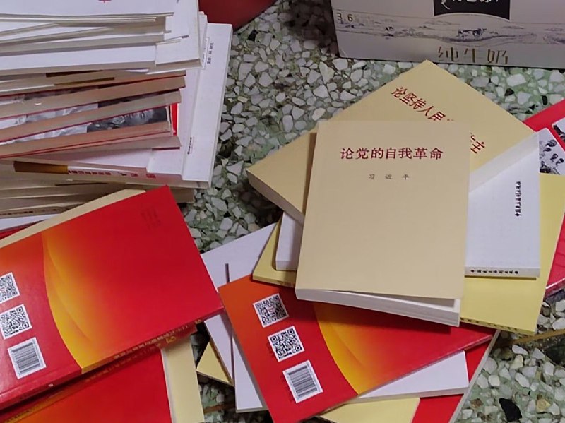 1月4日，哈尔滨工程大学组织公益赠书活动派发习近平著作，最后这些书因没人要被丢在垃圾桶旁边