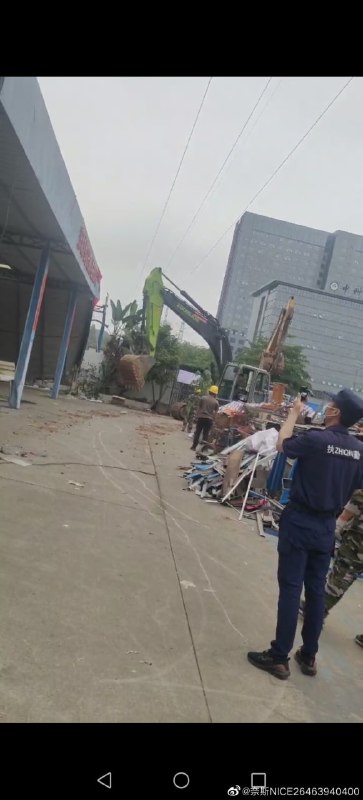 #墙国粉红现世报 老腊肉你以为穿个这种衣服，我们就不敢搞你？#墙国粉红现世报 老腊肉你以为穿个这种衣服，我们就不敢搞你？