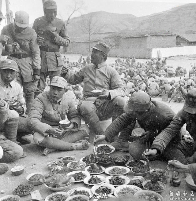 贺龙师长（坐小凳者）与七一七团指战员聚餐