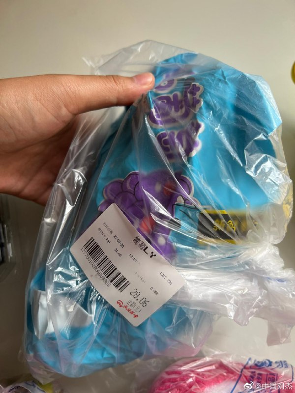 疫情下的石家庄，北国超市，两个火龙果64.49元，一个桃子10.87元，一串葡萄28.06元