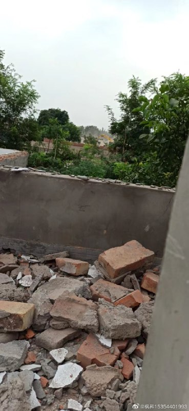 #墙国粉红现世报 房子被强拆，退伍老兵被逼得心脏病复发围观