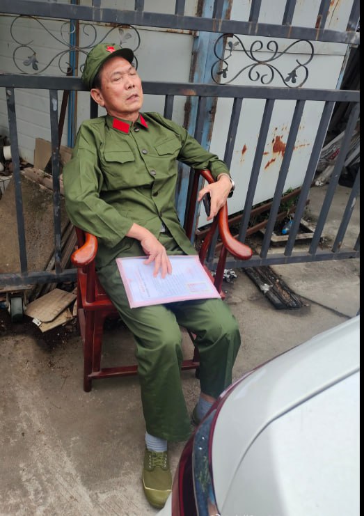 #墙国粉红现世报 老腊肉你以为穿个这种衣服，我们就不敢搞你？#墙国粉红现世报 老腊肉你以为穿个这种衣服，我们就不敢搞你？