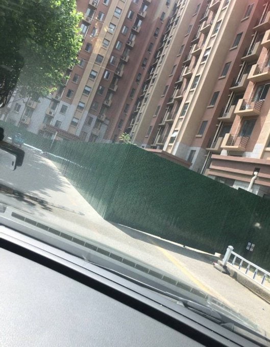 北京丰台区市民受境外势力蛊惑，妄图恶意传播病毒，当局决定善意安装铁丝网，为保一方太平投稿By