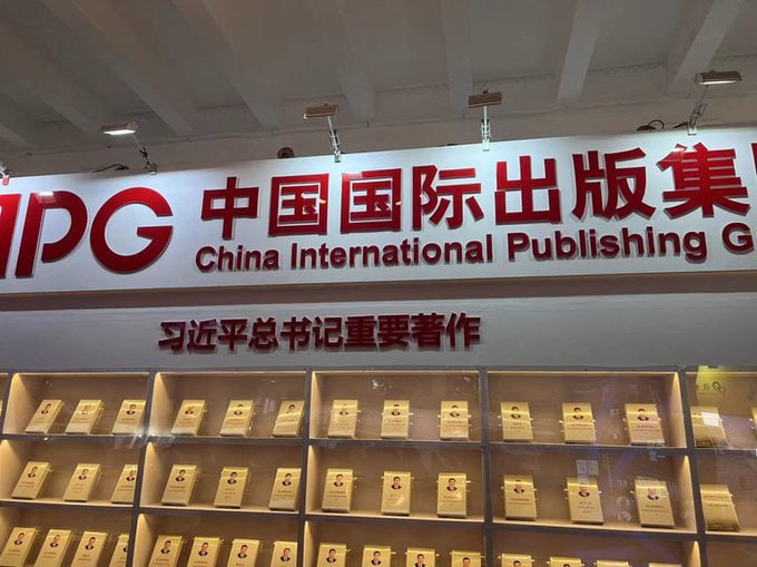 习近平应该已经出了近200本书，他的文学成就举世公认,是当代数一数二的伟大作家之一