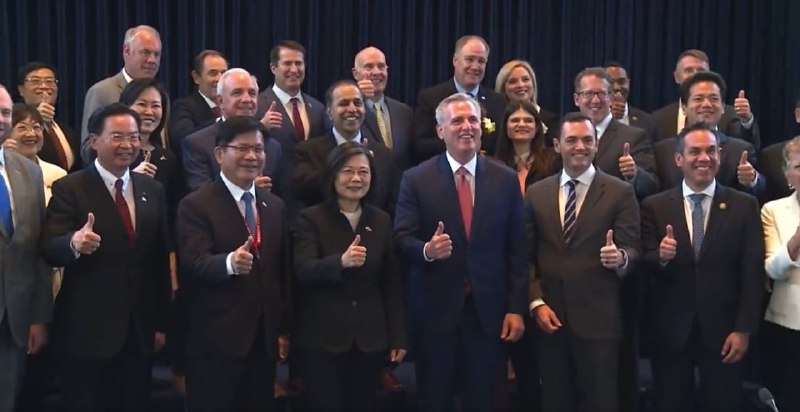 听床师们说，大大因为这张合影摔了杯子