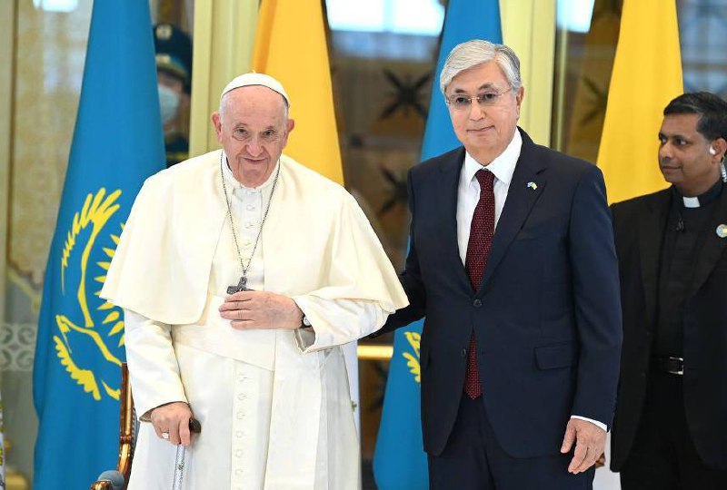 托卡耶夫今天见教皇没戴口罩，见大伊玛目没戴口罩，见东正教代表团没戴口罩……见习近平，全体戴口罩……托卡耶夫