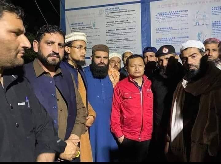 快干活！不许祷告！中国葛洲坝集团在巴基斯坦开伯尔-普赫图赫瓦省的达苏水电工程，周六,中国籍重型运输车主管田先生和巴基斯坦籍雇员,因其斋月期间在工地集体做午后祷告工作进度缓慢引发激烈争执，田先生发表侮辱性言论并做了贬低真主和穆斯林先知的手势激怒了当地员工,消息扩散后,周日,巴基斯坦劳工涌入中国公司驻地抗议…愤怒的当地人封锁了连接巴基斯坦和中国的喀喇昆仑公路进行示威