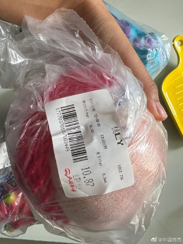 疫情下的石家庄，北国超市，两个火龙果64.49元，一个桃子10.87元，一串葡萄28.06元