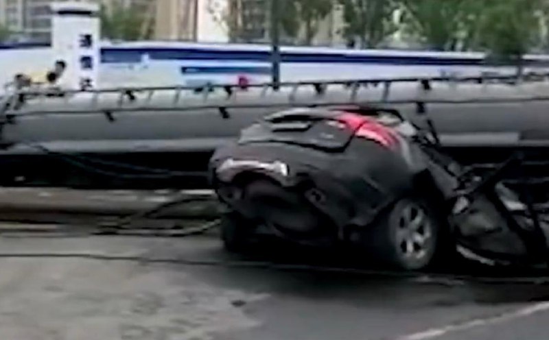 【有片】億萬富豪接女兒回家　遭90噸打樁機砸中雙亡