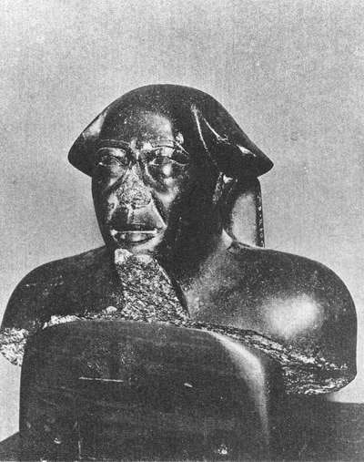 阿蒙先知蒙图姆哈特雕像的头部后两张图为AI修复后的来源1 来源2阿蒙先知蒙图姆哈特雕像的头部后两张图为AI修复后的来源1 来源2