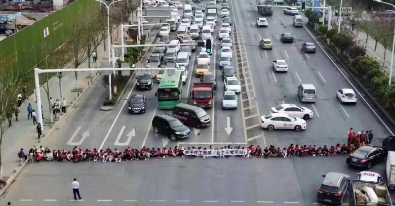 你们不要螳臂当车！拦得下有轱辘的，拦得住有履带的吗？#别看你今天闹得欢