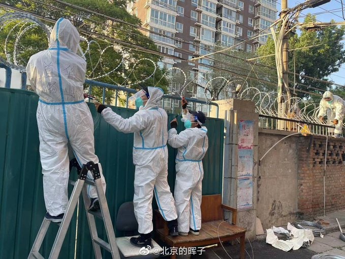 北京丰台区市民受境外势力蛊惑，妄图恶意传播病毒，当局决定善意安装铁丝网，为保一方太平投稿By