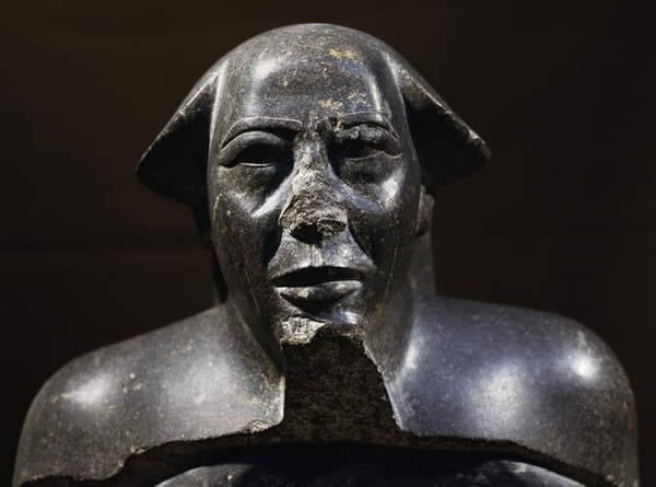 阿蒙先知蒙图姆哈特雕像的头部后两张图为AI修复后的来源1 来源2阿蒙先知蒙图姆哈特雕像的头部后两张图为AI修复后的来源1 来源2