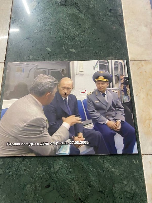 在俄罗斯地铁站看见的，某俄罗斯人多画了一笔让这幅照片有种不一样的味道）投稿By