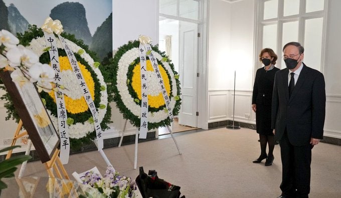 王岐山代表献花圈悼念（死的不是包子！）