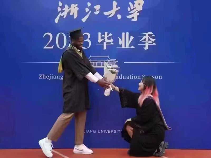 女生向黑同学求婚