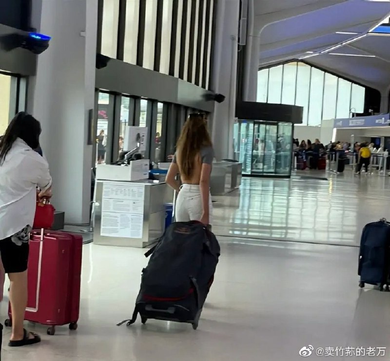 谷爱凌穿连体泳装去机场拐卖幼女·马迎新·老鸨谷爱凌穿连体泳装去机场拐卖幼女·马迎新·老鸨