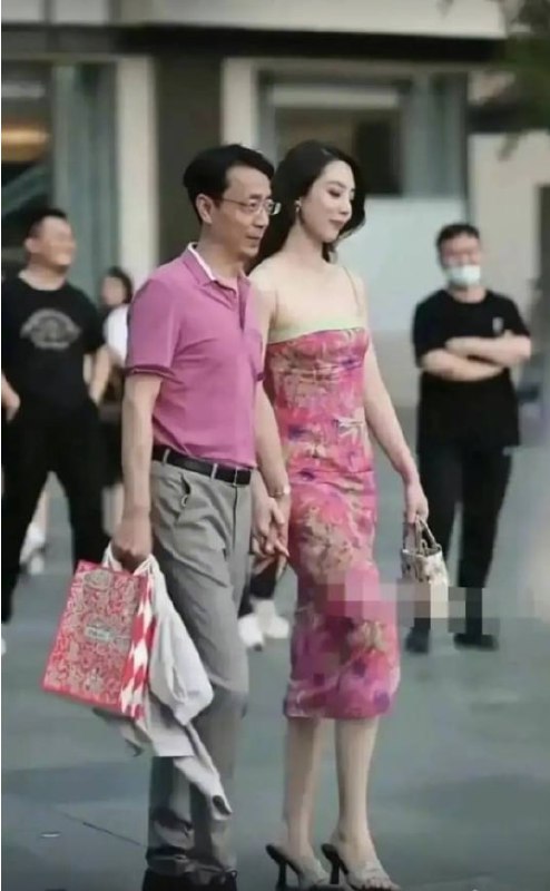 六月热搜，两个世界六月热搜，两个世界