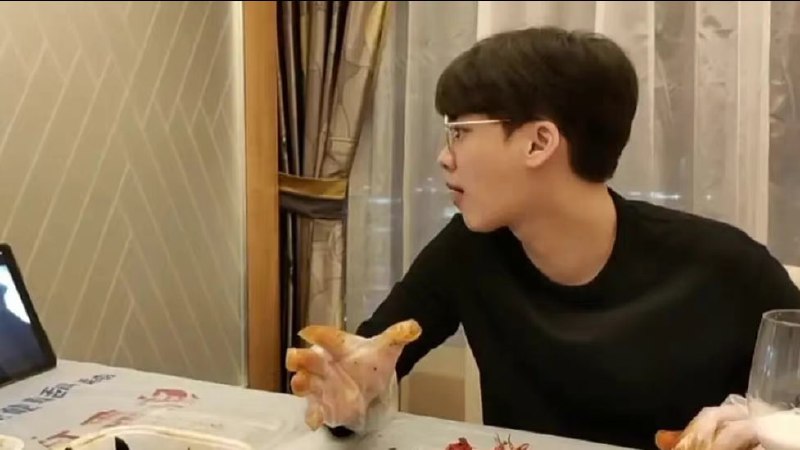 李易峰喜欢看 纸片人版AV李易峰喜欢看 纸片人版AV