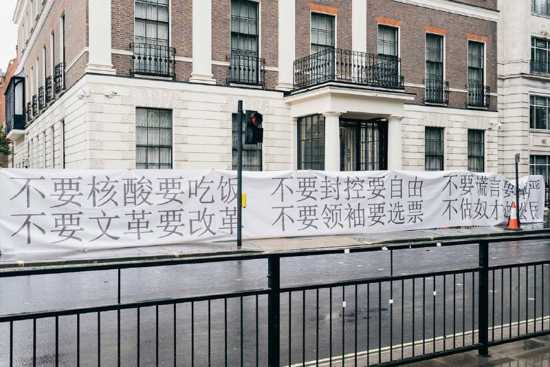 本频道伦敦记者在中国大使馆门外为您带来最新的现场报道