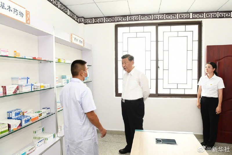 8日上午，习近平总书记在四川省眉山市先后考察了东坡区太和镇永丰村、三苏祠，了解当地推进高标准农田建设、加强粮食生产、推动乡村振兴、做好疫情防控、保护历史文化遗产等情况