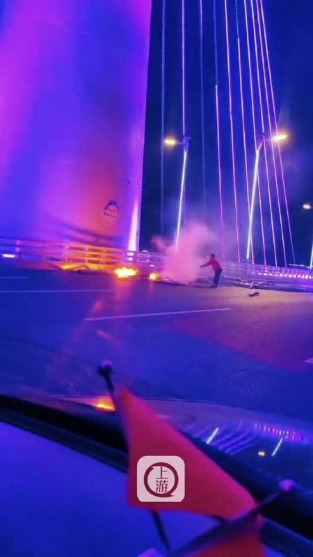 石家庄一大桥刚通车一个多月出现悬索脱落，现场火光四溅，网友质疑豆腐渣工程石家庄一大桥刚通车一个多月出现悬索脱落，现场火光四溅，网友质疑豆腐渣工程