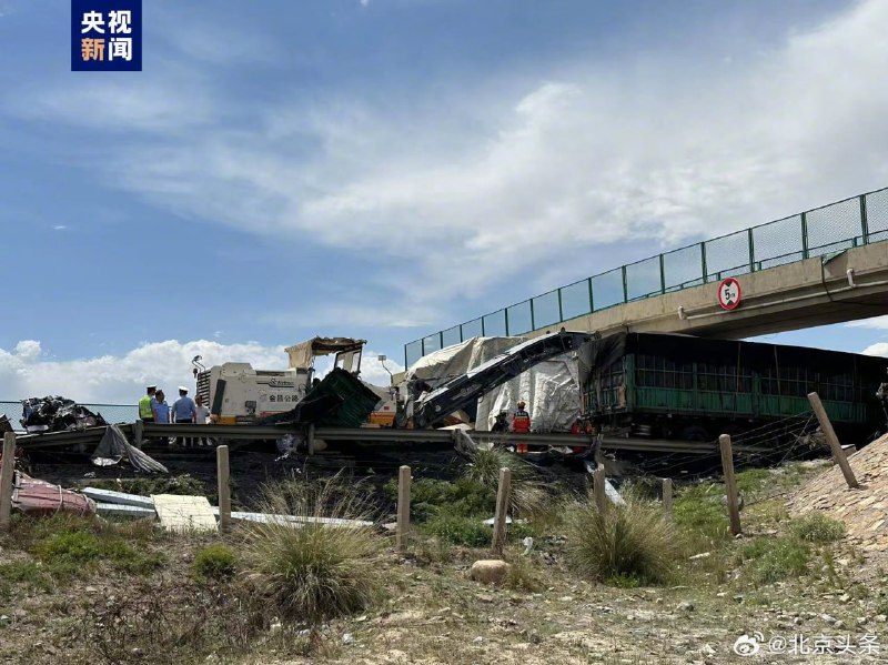 连霍高速发生车祸已致8死6重伤往新疆方向K2089公里+300米處發生一起過境車輛連環相撞事故，5輛小轎車和3輛貨車連環追尾相撞