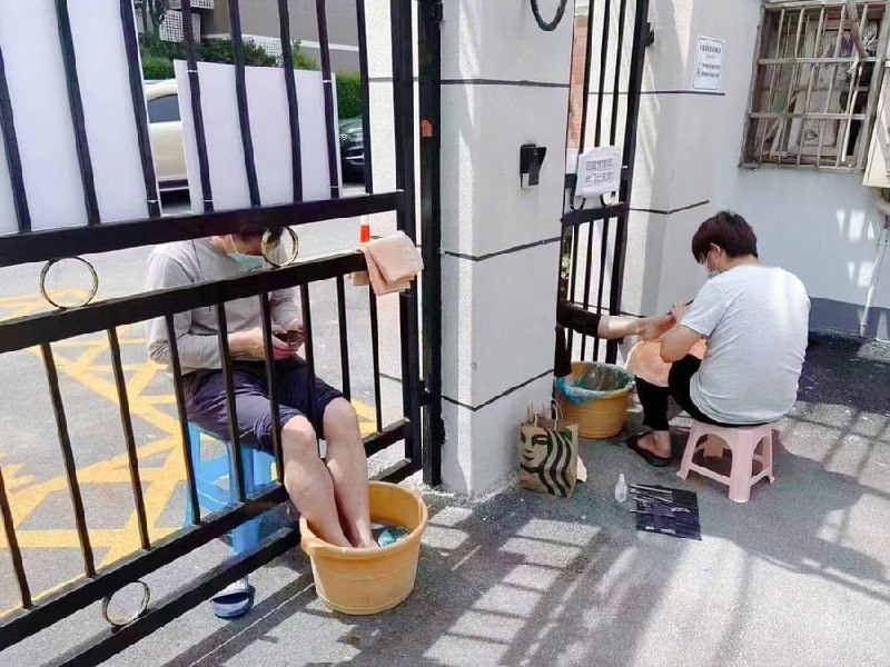 有许多人剪头发，有许多人泡脚，没有人思考这还封什么城