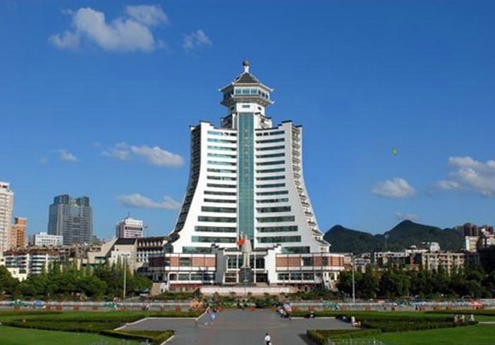 盘点一下已经濒临破产的贵州省的奇观[奇观误国] ，单个都是几百亿造价