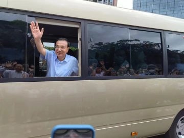 北戴河休假結束，總理李克強現身深圳，視察企業，為年輕人的創投打氣，廣東省委書記李希和省長王偉中陪同