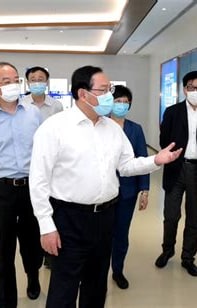 君不见，高堂明镜悲白发，朝如青丝暮成雪