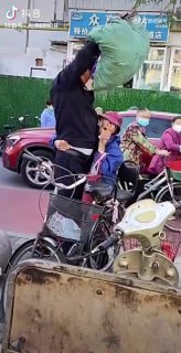 鱼水情，老百姓爱戴鹰犬 情不自禁抱着他们