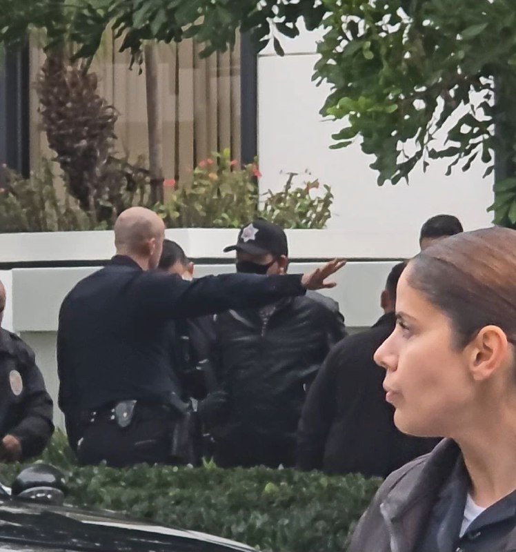 中共保全踏出領事館，攻擊抗議民眾，當場被美國警察逮捕🇺🇸🤣🤣🤣🤣🤣🤣🤣🤣🤣👤 来自