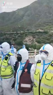 保证完全组织安排的救援任务！ 虽然我们要爬山涉水，在40度的高温下，但我们依然坚持核酸防护共匪娼妓·马迎新·丸崽