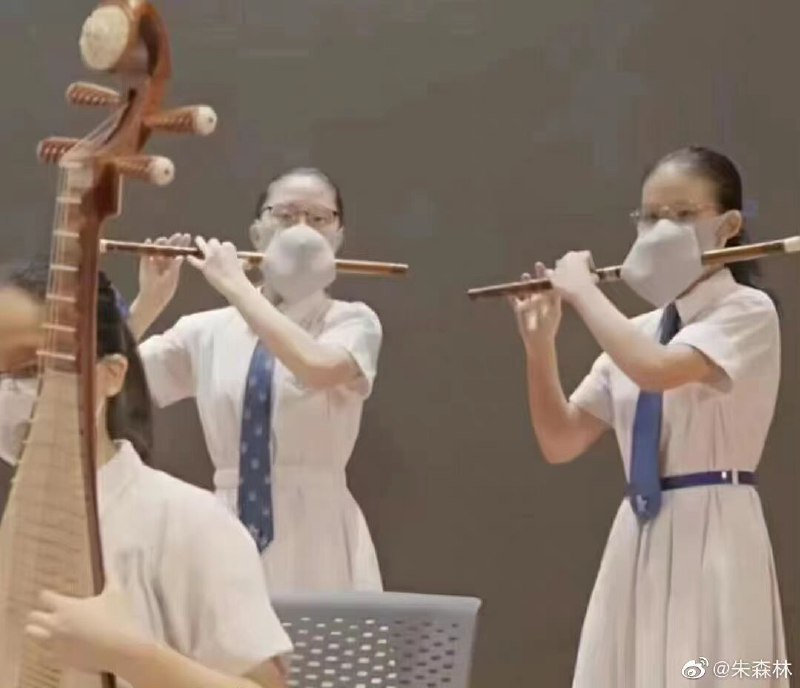 创新地利用了口罩与笛子的结合By