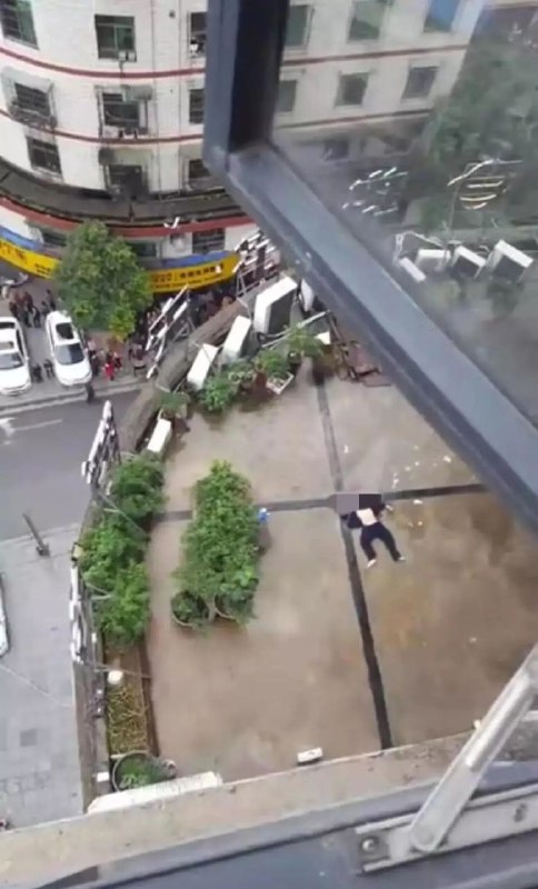 湖南衡阳，一名16岁高中生拿刀捅死21岁的姐姐后，用老虎钳将防盗窗剪开，从23楼跳下身亡By