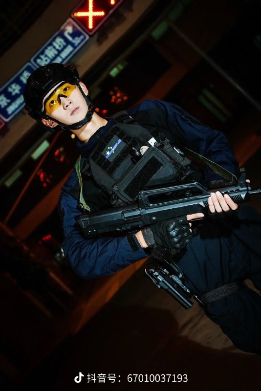 这个公安小哥哥好勇敢好帅！五星黑旗，改朝换代，秀起来！🕶️ 匿名投稿这个公安小哥哥好勇敢好帅！五星黑旗，改朝换代，秀起来！🕶️ 匿名投稿