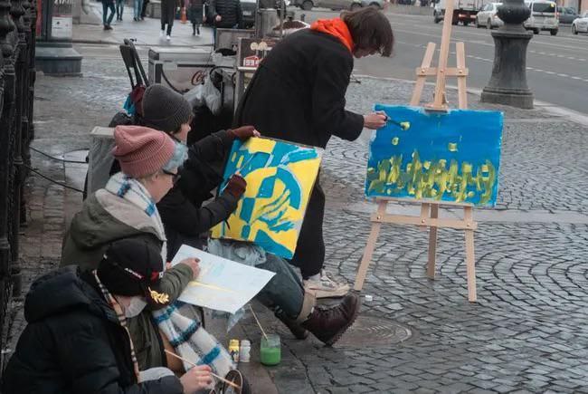 俄罗斯逮捕了数千反战游行人员后，圣彼得堡的一些民众开始用街头作画的方式默默抗议
