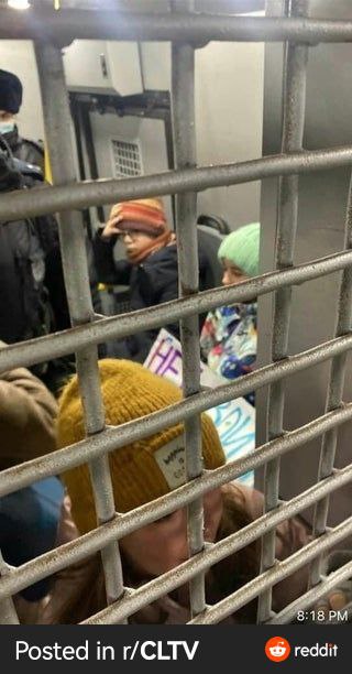 俄罗斯儿童因抗议战争被带入警察局🥰毛子这下暖心了俄罗斯儿童因抗议战争被带入警察局🥰毛子这下暖心了