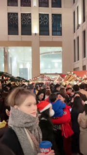 12月10日上海外滩，热闹回来了，圣诞节气氛很浓，一刹车就直接早泄了