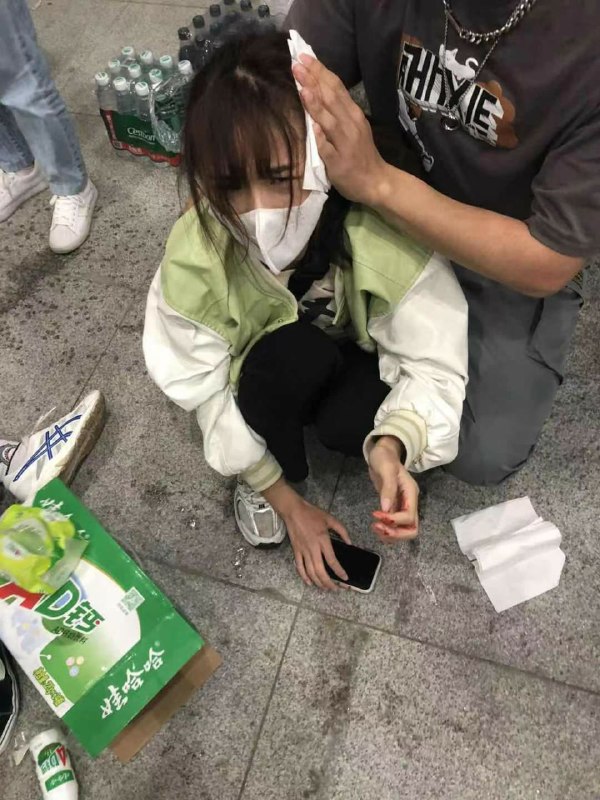 🐸在现场，心疼这妹子……不过不开玩笑，这几天的冲突好在也貌似只有皮外伤，不然如果伤势严重到像香港爆眼女一样，就等着党媒一锤定音给你安排『队友误伤』等离奇故事吧……🐸在现场，心疼这妹子……不过不开玩笑，这几天的冲突好在也貌似只有皮外伤，不然如果伤势严重到像香港爆眼女一样，就等着党媒一锤定音给你安排『队友误伤』等离奇故事吧……