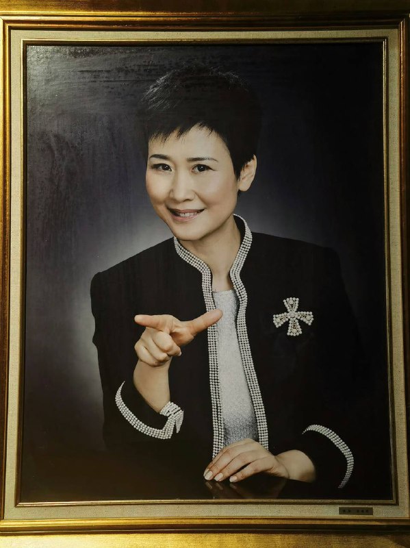 在李小琳《爱在人间》的诗书画展上，还展出了李总多幅照片油画作品